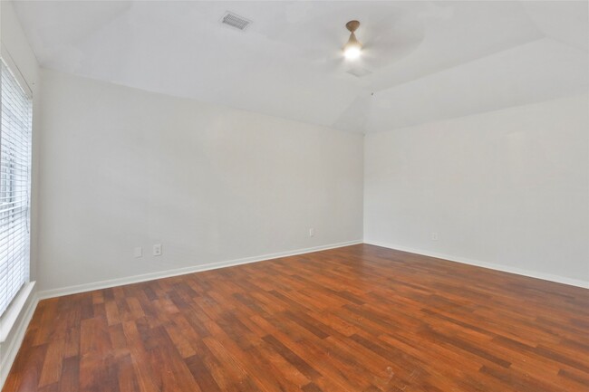 Building Photo - 1813 Oakwood Dr E