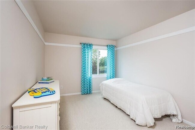 Building Photo - 3290 Bennington Dr