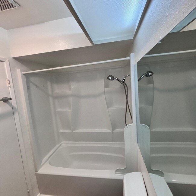 Building Photo - LIGHT & BRIGHT UPGRADED, 2 BEDROOM CONDO, ...