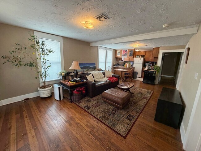 Building Photo - 3bed/1bath Home Available Just Steps Away From Norman's Campus Corner!!