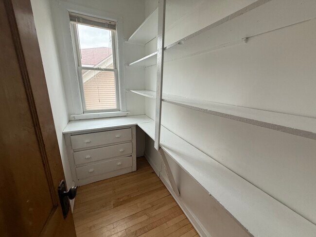 Building Photo - 5219 W Cuyler Ave