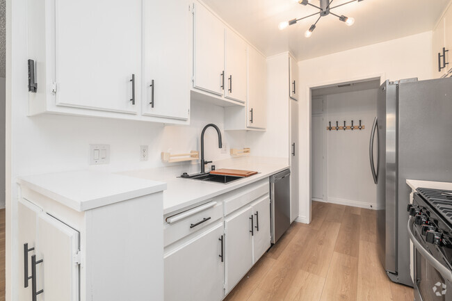 2BR, 2BA - 1,000SF - Kitchen - 10844 Rose Ave