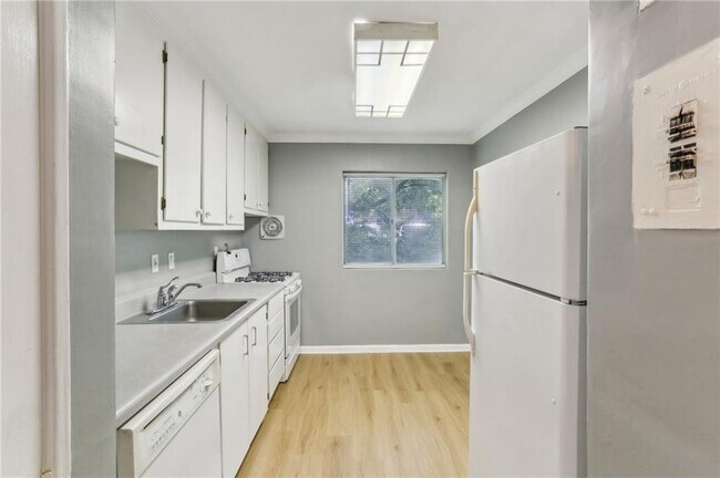 Building Photo - 91 Rumson Rd NE
