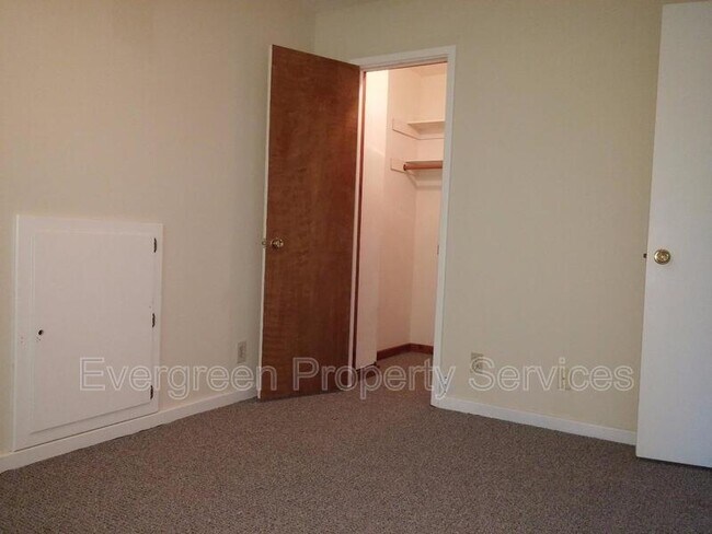 Building Photo - 846 Holly Way