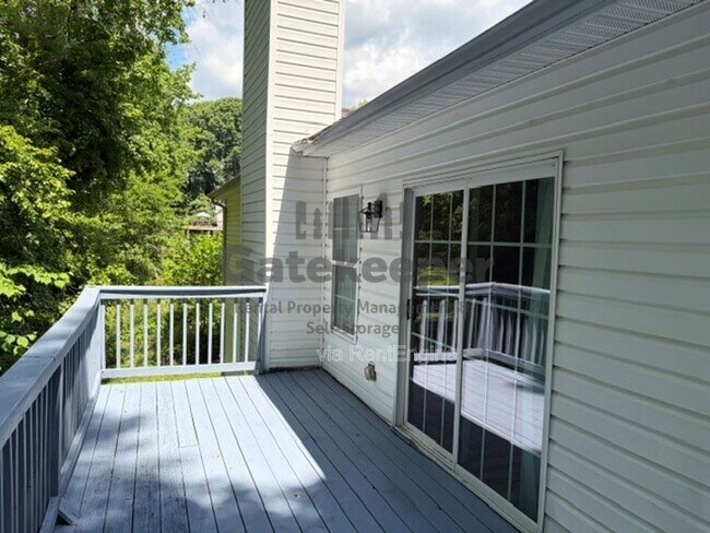 Building Photo - 3161 Glen Hollow Dr