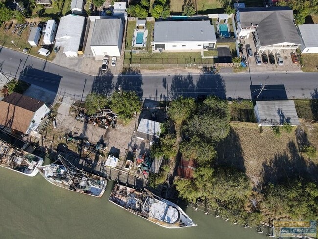 Building Photo - 711 S Shore Dr