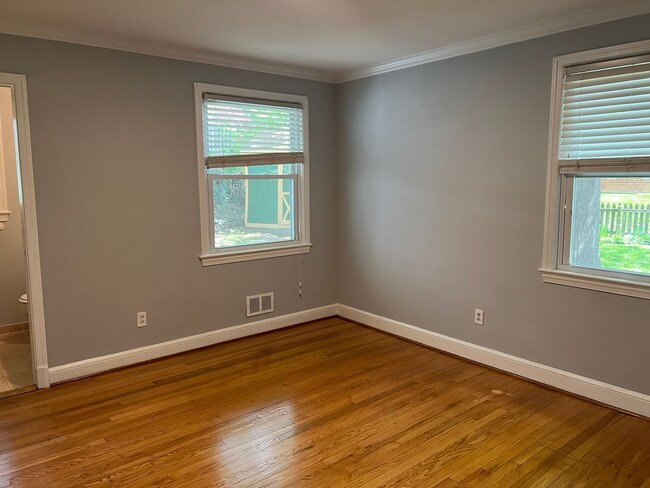 Building Photo - Renovated Rambler Close to Walter Reed, NI...