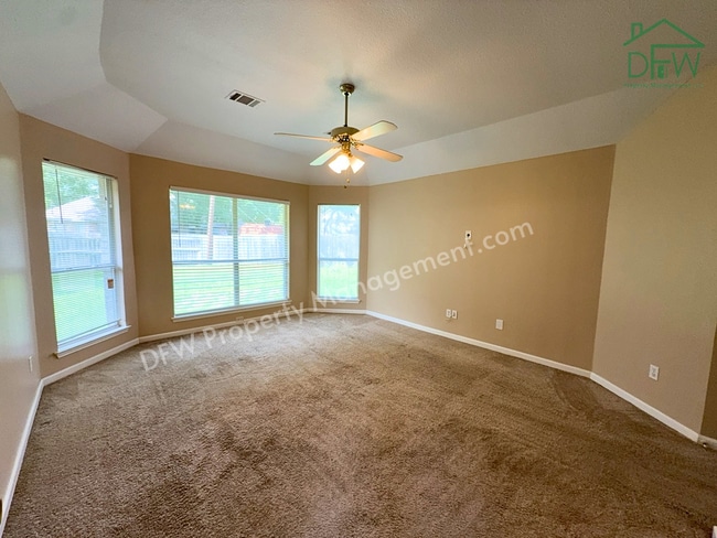 Building Photo - Charming Single-Story Home with Fireplace & Island Kitchen in Cedar Hill!
