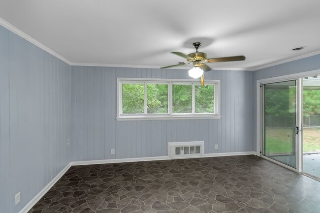Building Photo - Your new home Awaits!