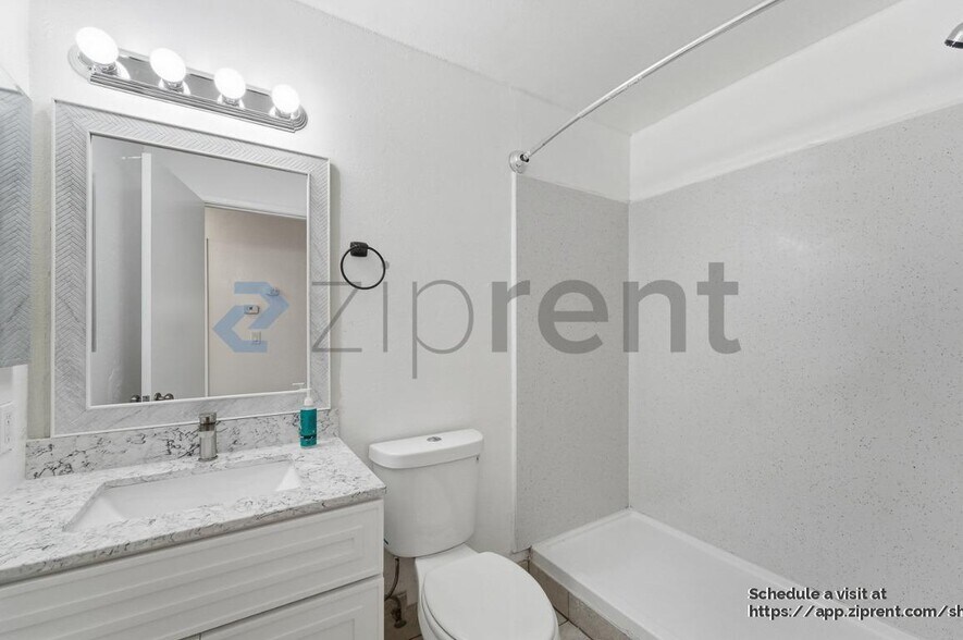 Building Photo - 1657 Knickerbocker Dr