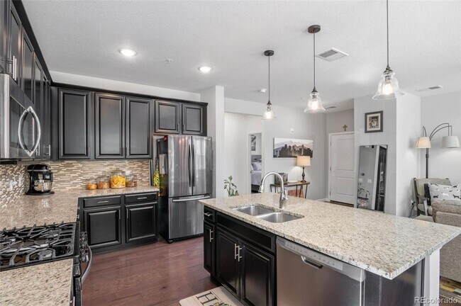 Building Photo - Like new gorgeous ground level Condo with Detached Garage and open floor plan.