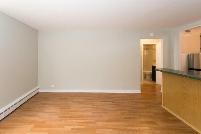 Building Photo - 448 W Wellington Ave