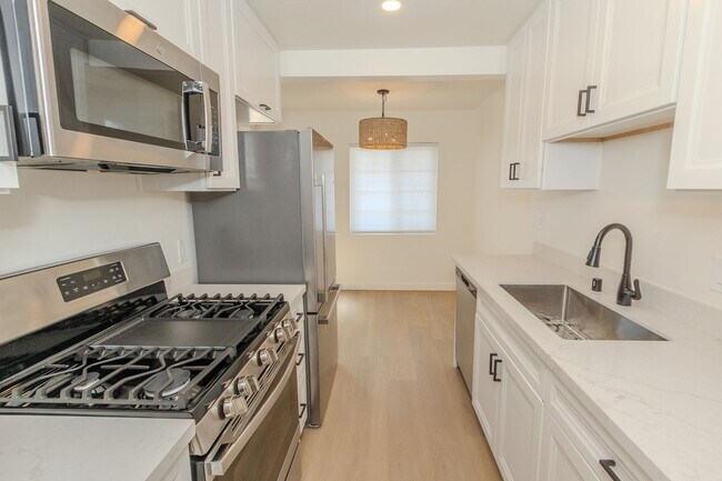 Building Photo - Showing on 5/31 at NOON! Stylishly Remodeled 1-Bed/1-Bath Gem in Crown Point / Pacific Beach. Onl...