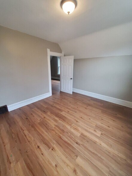 Building Photo - 3220 W Greenfield Ave