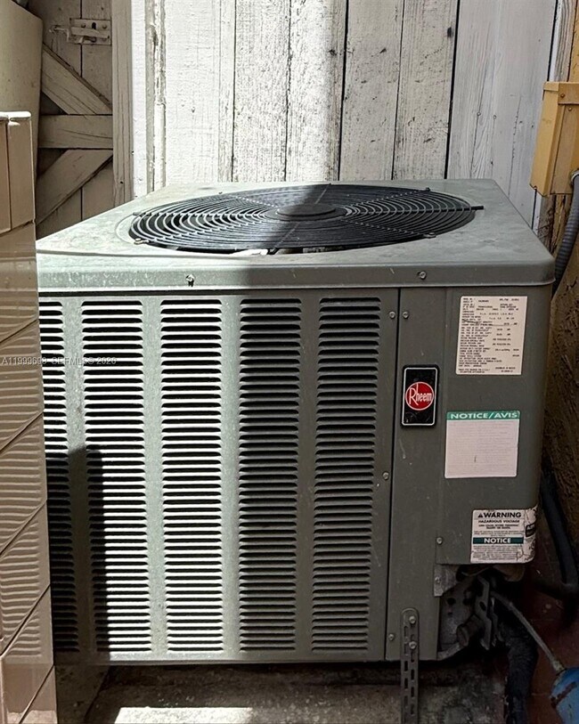 Building Photo - 1460 W 41st St