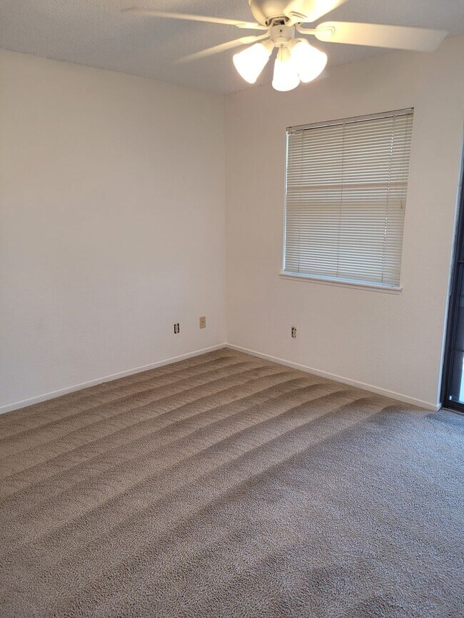 Building Photo - Affordable 2bed/2 bath Condo is Beautiful ...