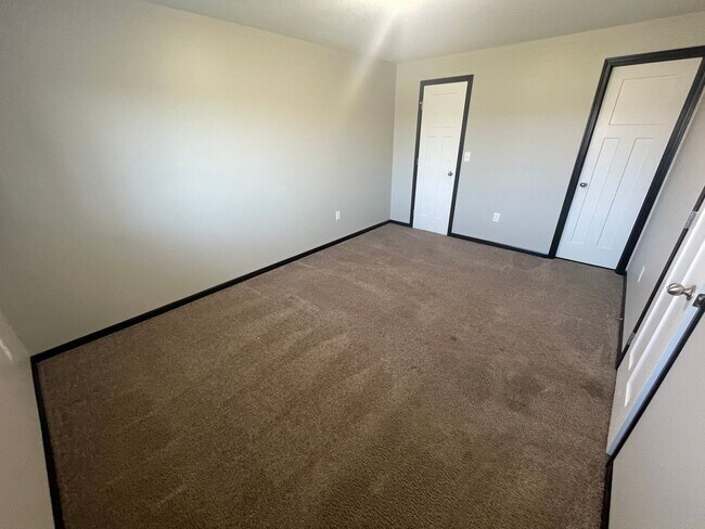 Building Photo - 2022/26 E Village Estates Dr