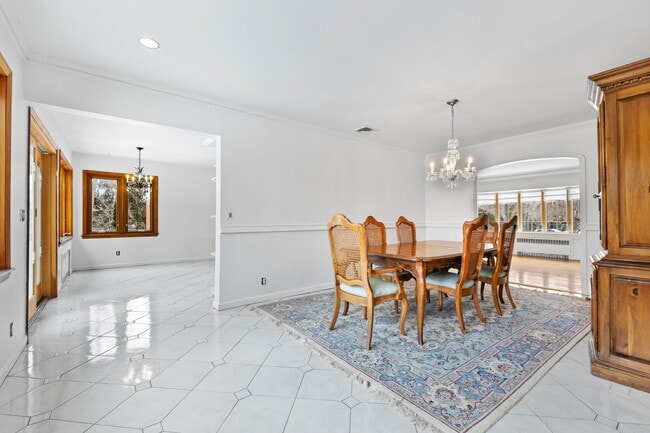 Building Photo - 115 Stonehedge Dr N