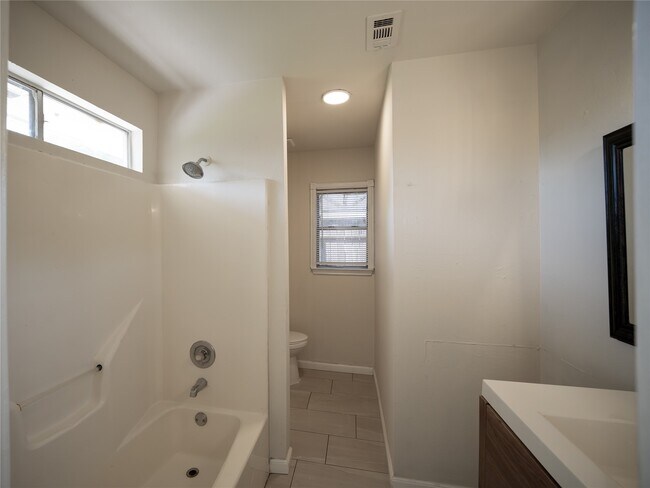 Building Photo - 3343 Bandell Dr