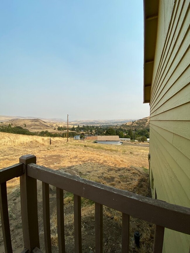 Building Photo - Spacious Well Maintained 3 Bedroom - 1 Bat...