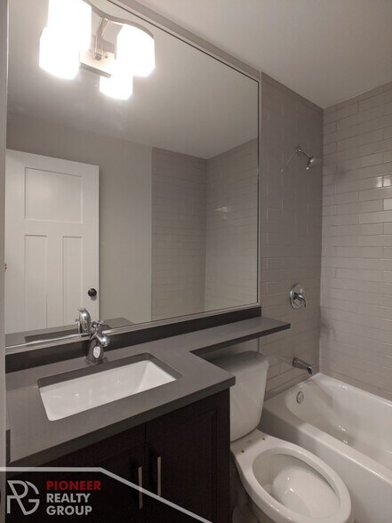 Building Photo - 542 W Surf St