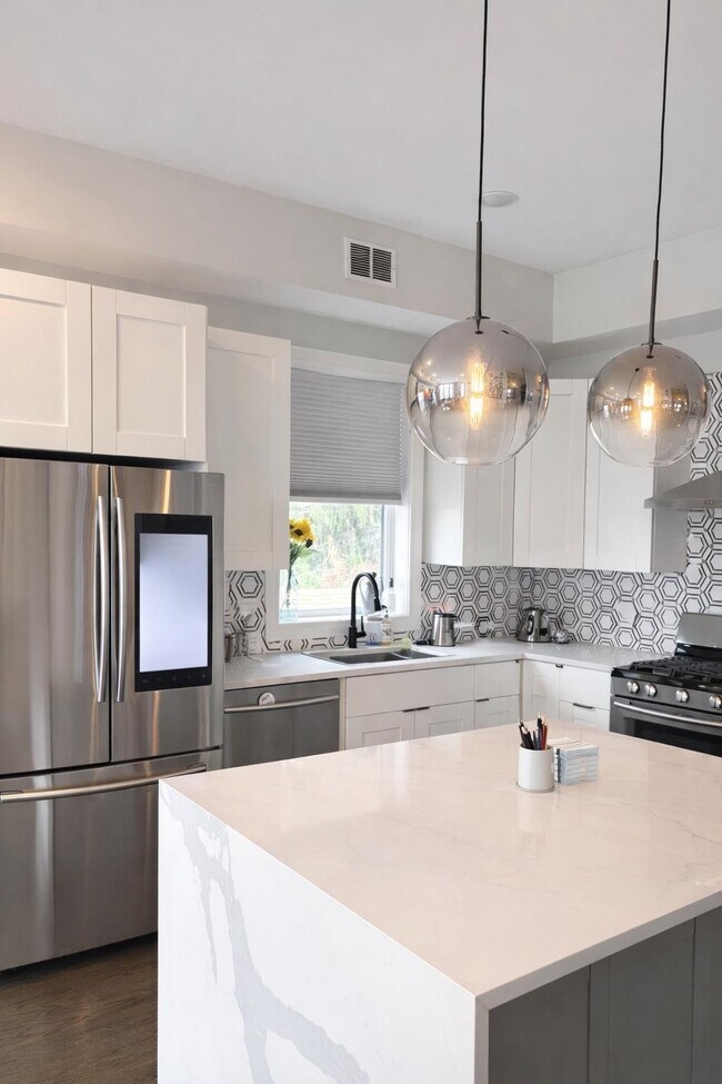 Building Photo - 192 Congress St