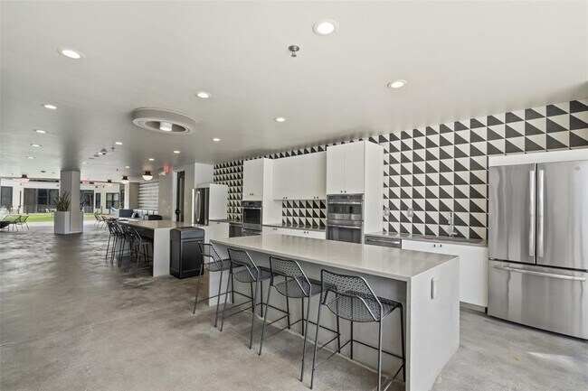 Building Photo - 800 Embassy Dr