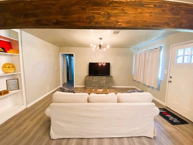 Building Photo - 1100 Elmhurst St