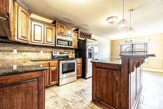 Building Photo - 3104 SW Featherston Rd