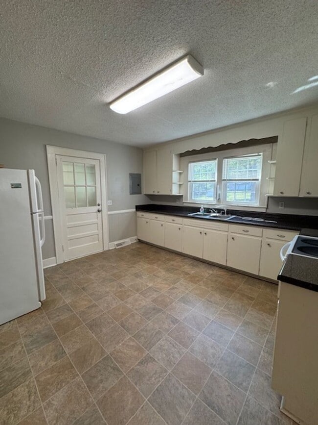 Building Photo - Cute Bungalow home with hardwoods - 2 bedrooms, 1 full bath - nice size yard