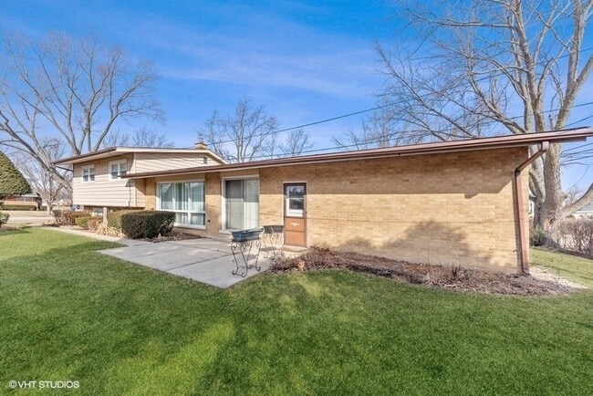 Building Photo - 493 Amherst Ave