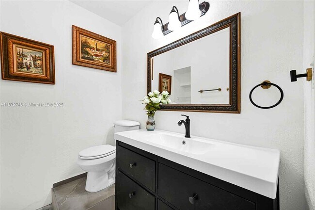 Building Photo - 6840 SW 26th Ct