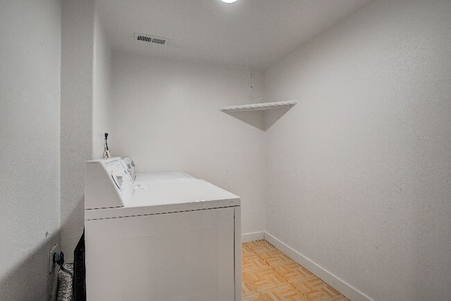 Building Photo - 652 Ridgeview Dr