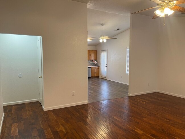 Building Photo - Beautiful 3 bedroom 2 bath home.