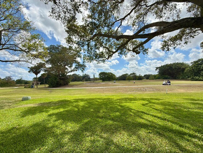 Building Photo - 3100 N Palm Aire Dr