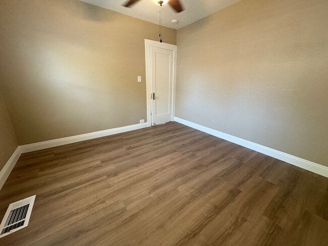 Building Photo - Spacious Tulare home Available Now!