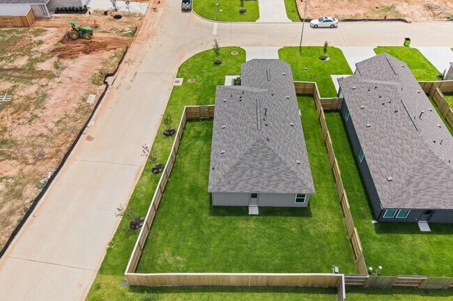 Building Photo - 702 Umbrella Tree Dr