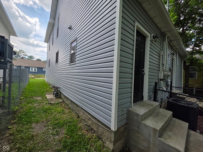 Building Photo - 327 N Sherman Dr