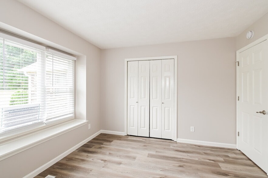 Building Photo - 1068 W Southport Rd