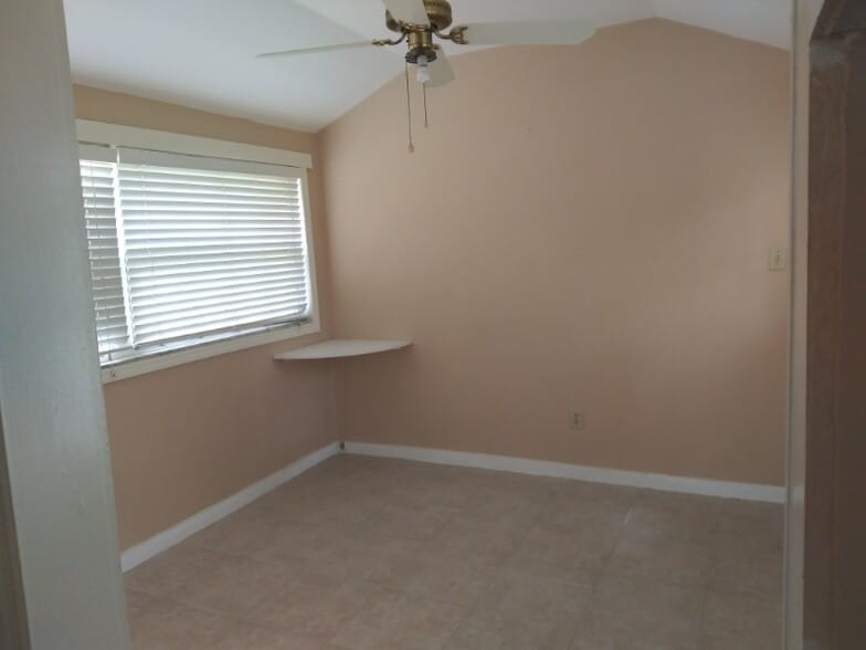 Building Photo - 521 S Crest Ave