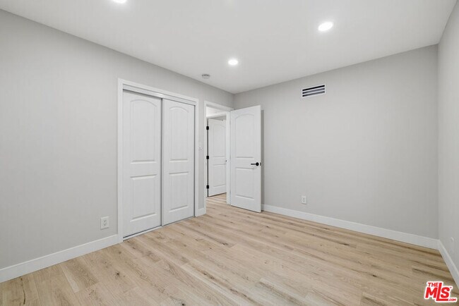 Building Photo - 10557 Reseda Blvd