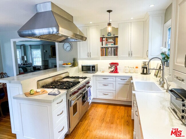 Building Photo - 934 S Dunsmuir Ave