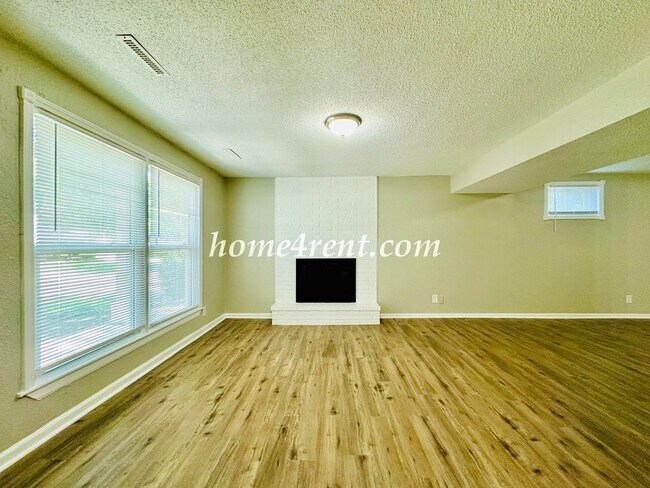 Building Photo - Updated Raytown Ranch w/ Wood Floors, SS Appliances, Finished Basement and a Fenced Yard!