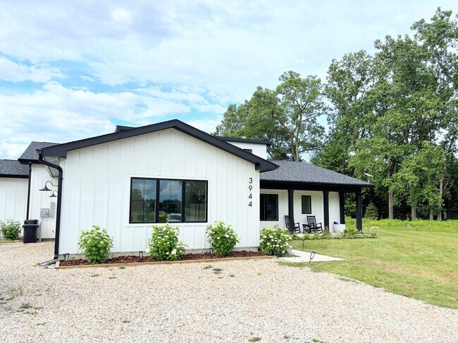 Building Photo - 3-bedroom, 2.5 bathroom furnished home in Saint Joseph