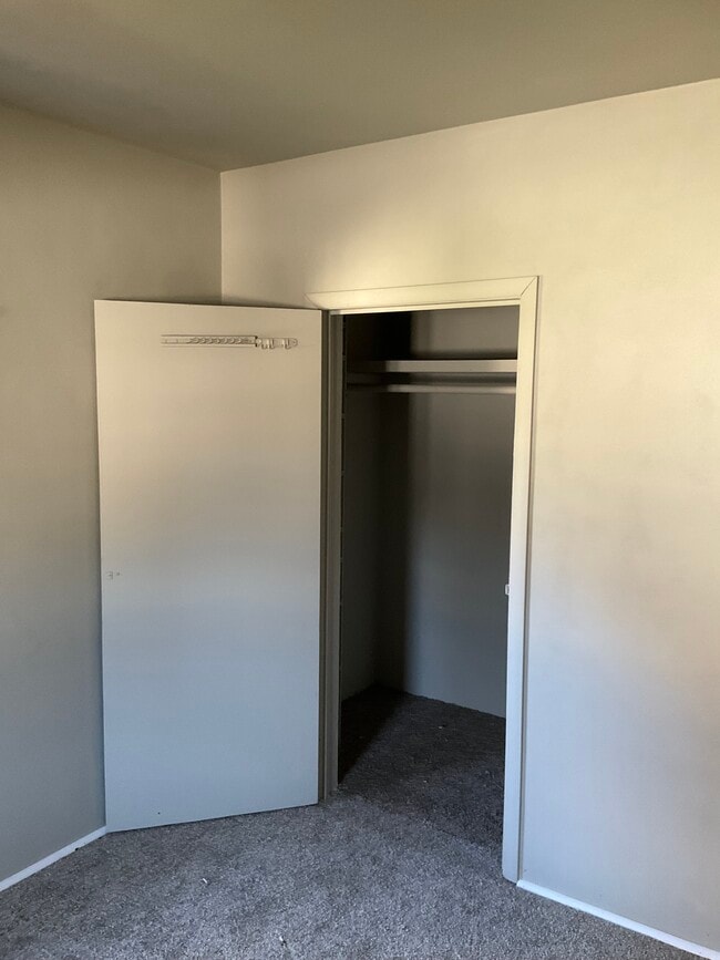 Building Photo - 407 N Vine Ave