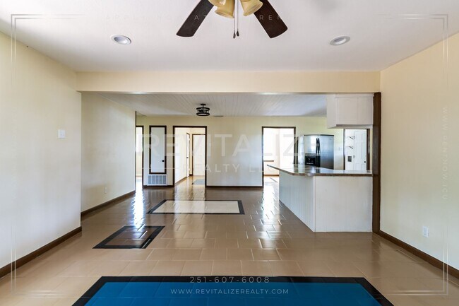 Building Photo - Beautiful Renovated 3 Bedroom/1 Bathroom H...