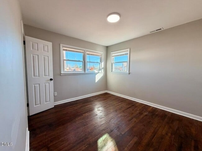 Building Photo - 910 E Divine St