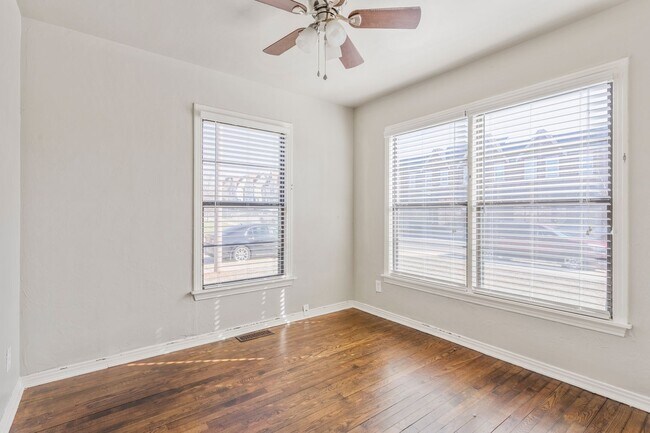 Building Photo - Live/work One Bedroom with Study in Plaza ...