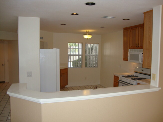 Building Photo - Great 3 Bdrm, 2.5 bath Gated Community