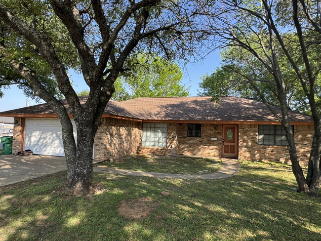 Building Photo - 3 bedroom 2 bath on corner lot!